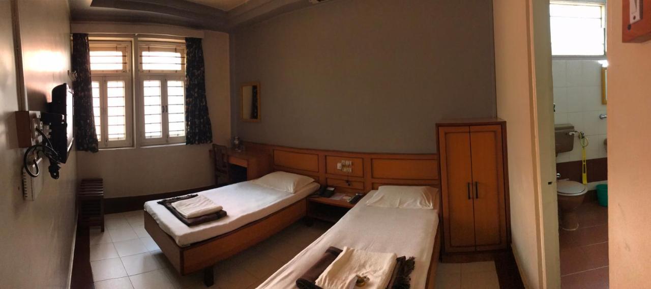 Hotel Satkar Cafeteria เบลกวม ภายนอก รูปภาพ
