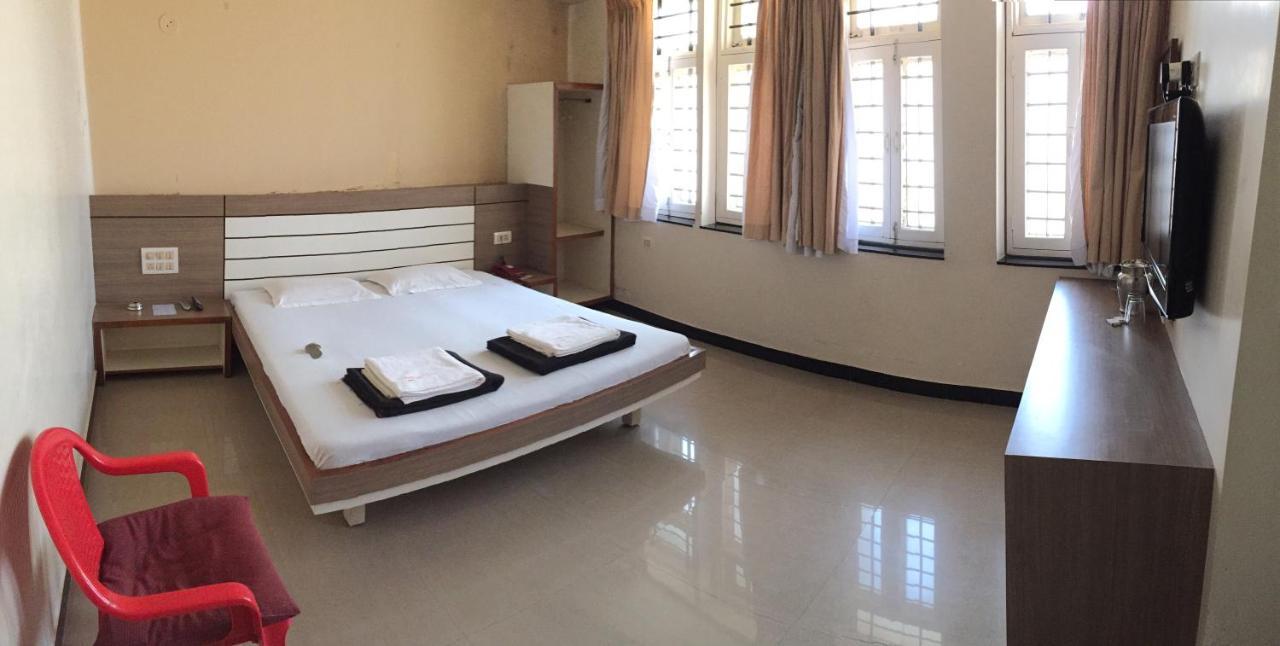 Hotel Satkar Cafeteria เบลกวม ภายนอก รูปภาพ