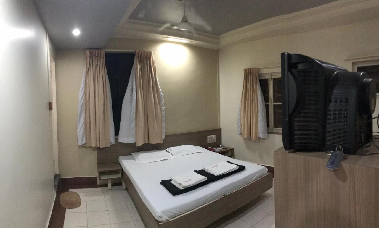Hotel Satkar Cafeteria เบลกวม ภายนอก รูปภาพ
