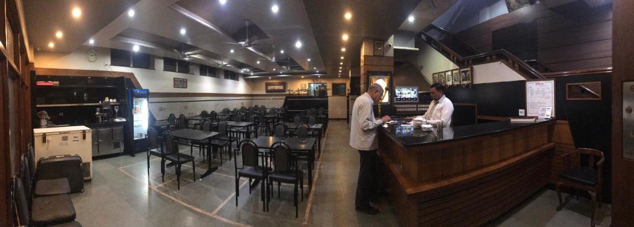 Hotel Satkar Cafeteria เบลกวม ภายนอก รูปภาพ